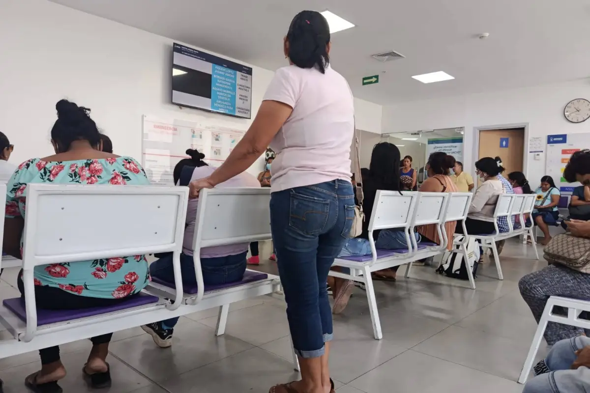 Pacientes en el área de Emergencia del IESS Manta., El Diario