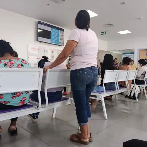 Pacientes esperan más de cuatro horas en la sala de emergencias del IESS Manta