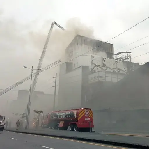 Incendio en Guayaquil quedó totalmente extinto tras varias horas de combate