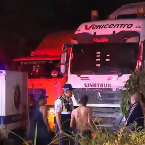 Conductor muere aplastado entre un tráiler y un furgón en el norte de Guayaquil