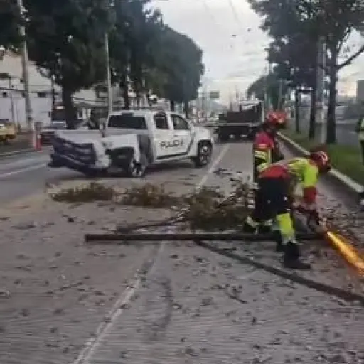 Volcamiento de patrullero deja dos heridos en el norte de Quito