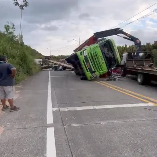 Accidente de camión cargado de bebidas en plena vía Chone