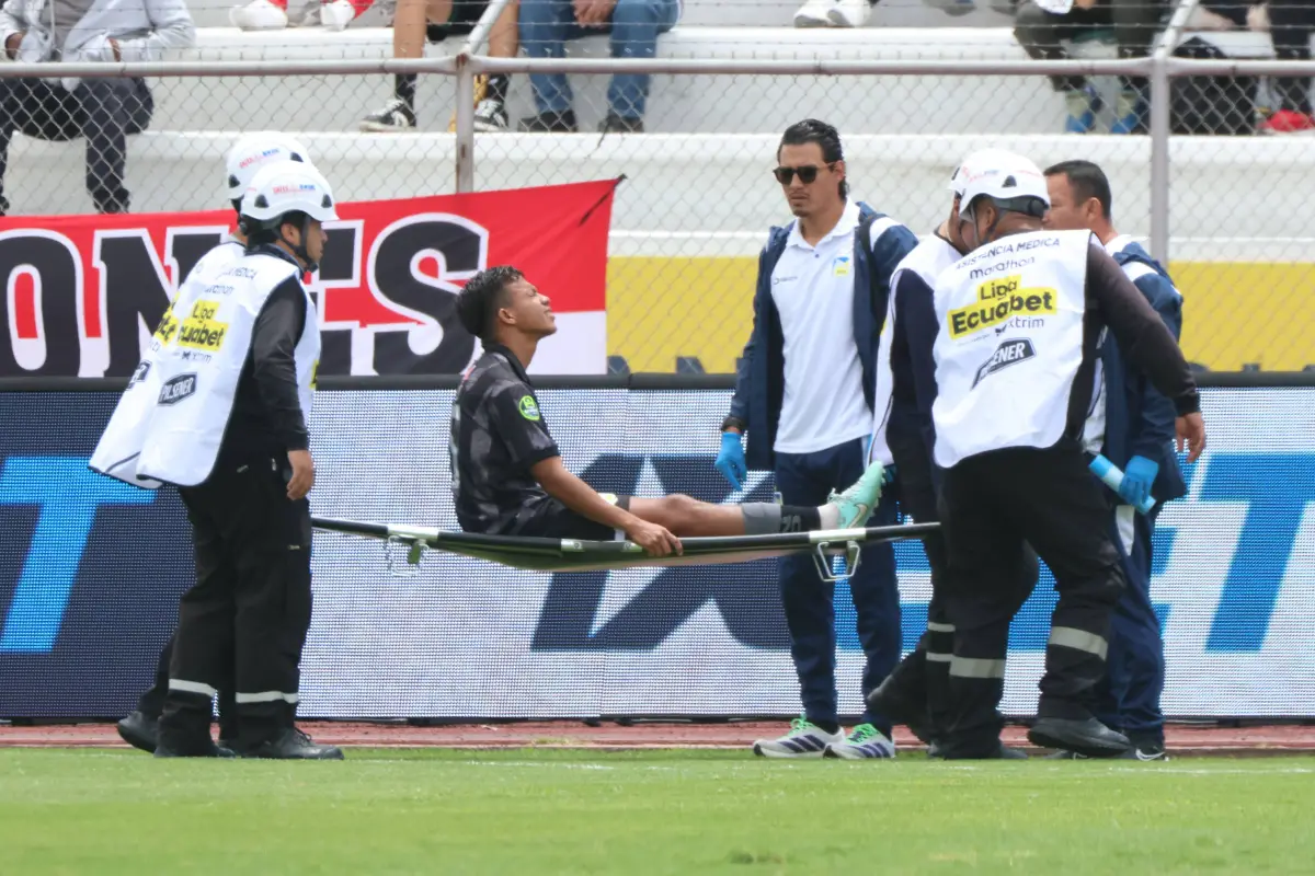Maykel Reyes salió lesionado en el partido ante Leones FC, API