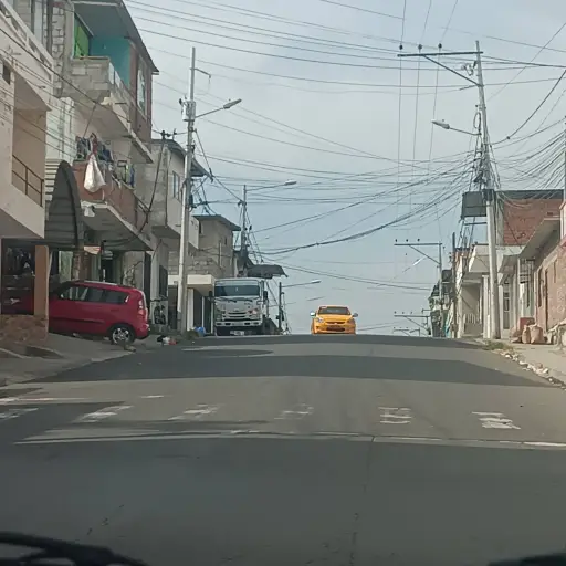 Ataque armado en plena mañana en Manta deja a un joven herido cerca de un colegio