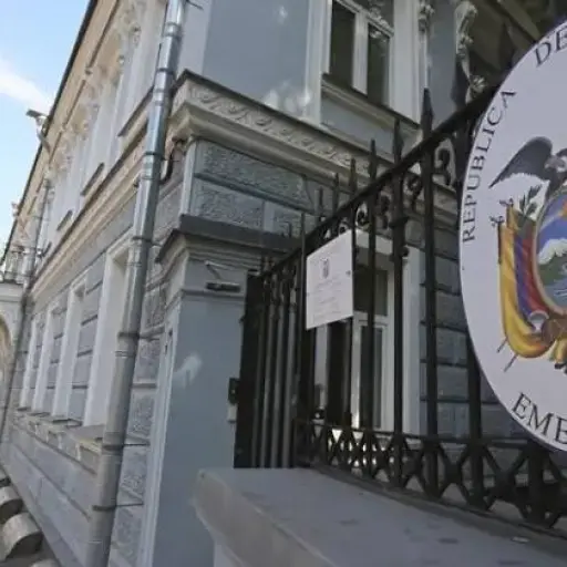 Embajada de Ecuador lanza formulario para migrantes en España en espera de regularización