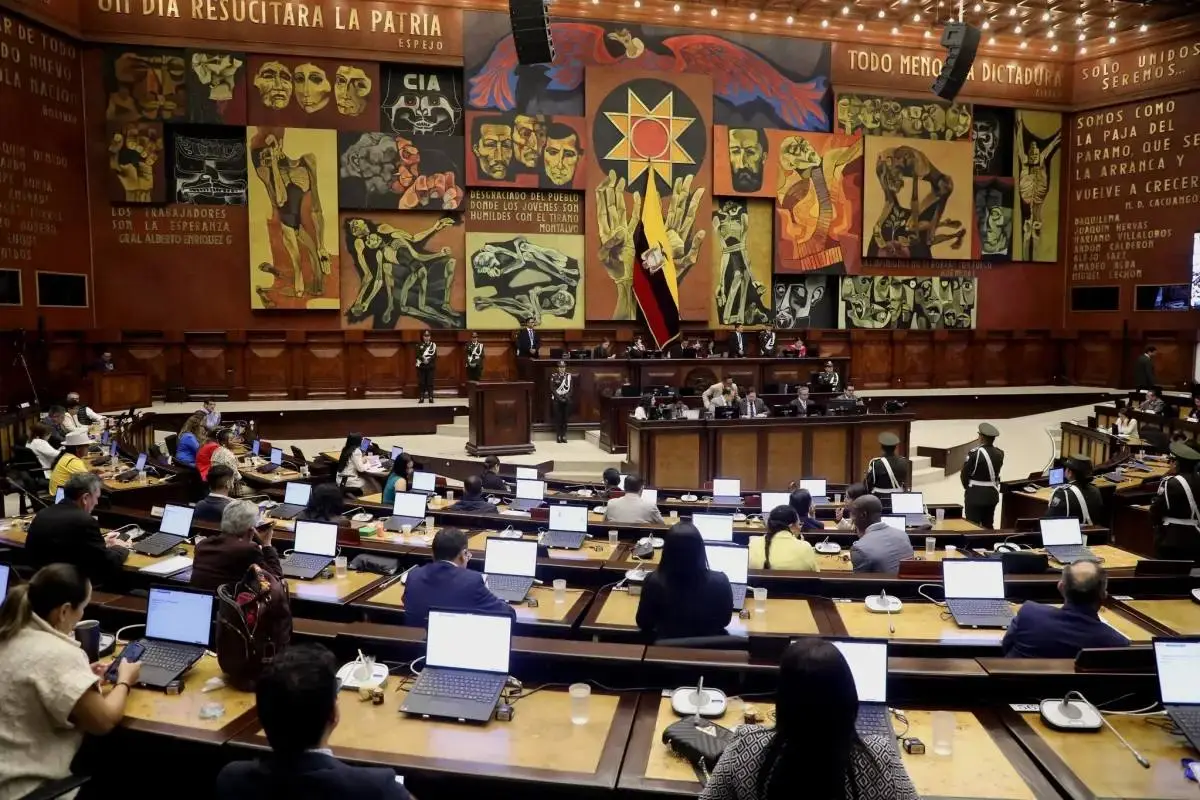 Ecuador oficializa ley de formación dual para impulsar empleo juvenil y alianzas entre educación y empresas., X: @AsambleaEcuador. 