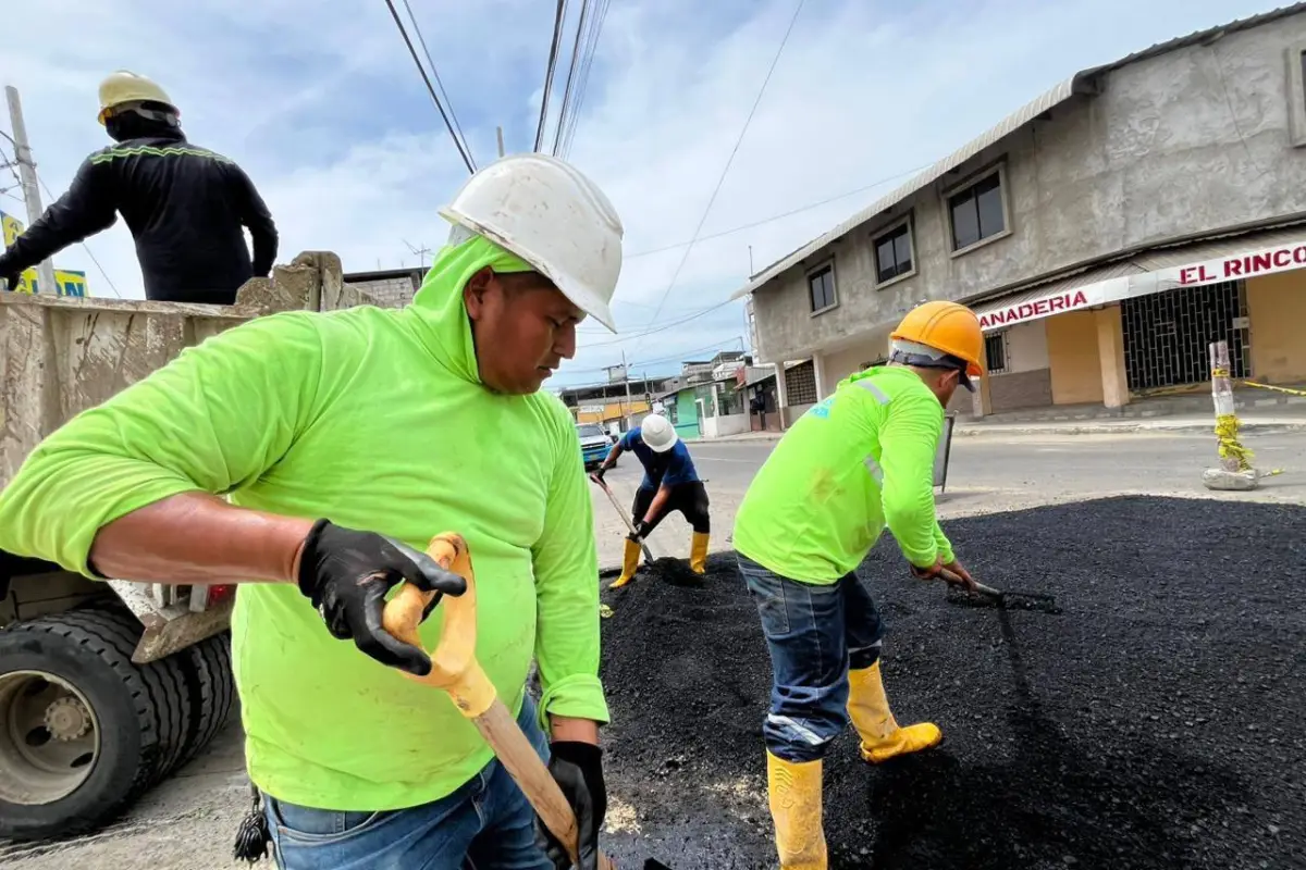 En la intersección de la avenida 108 y calle 110 hubo un daño sanitario; tras resolverlo la EPAM ya repuso el asfalto., Cortesía Municipio de Manta