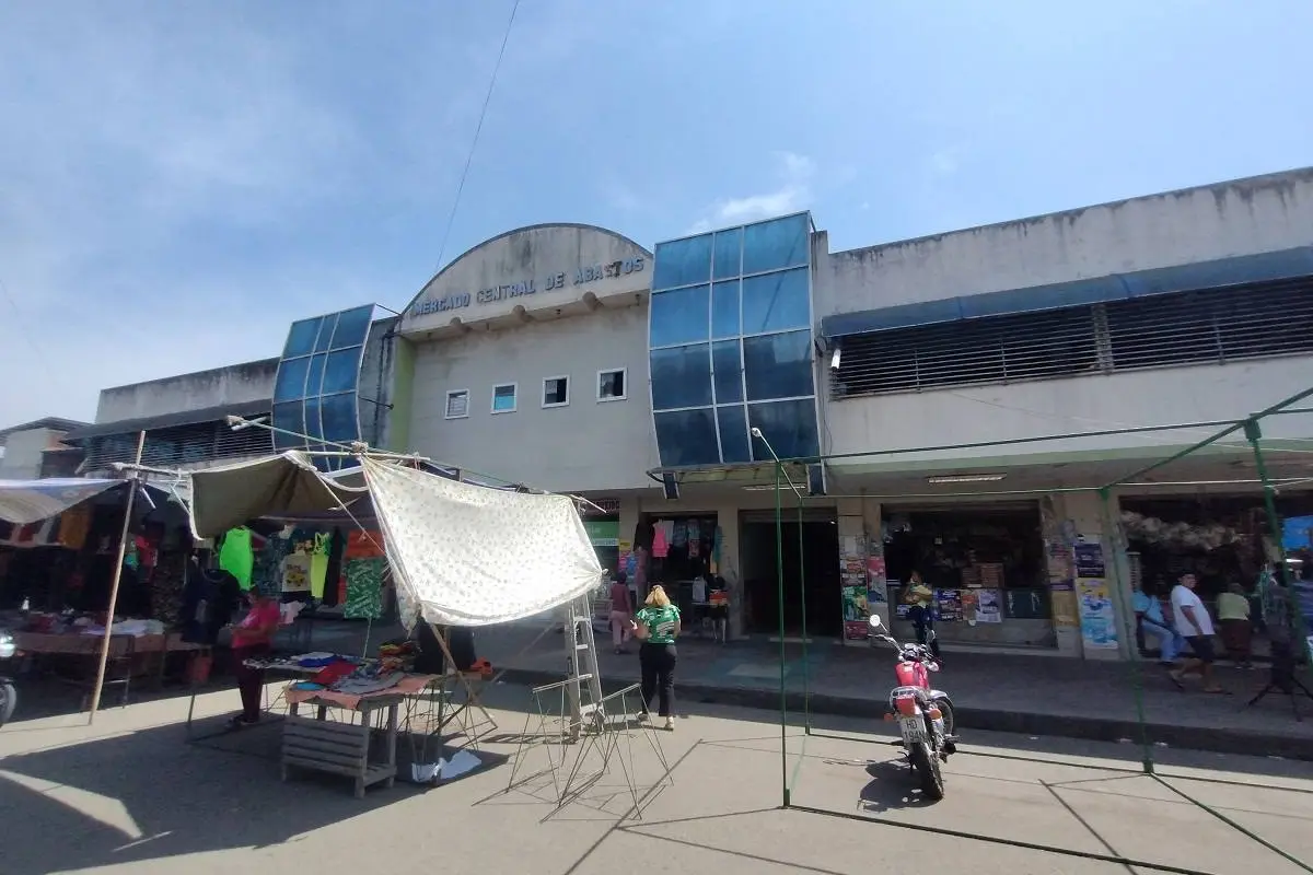 Así luce el actual mercado municipal de abastos del cantón Santa Ana.