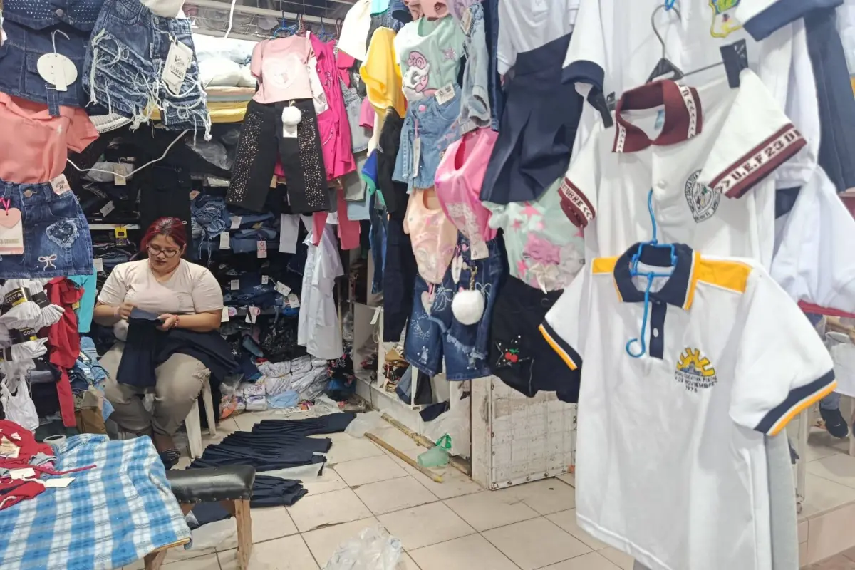 Madelaine Lucas mientras ordenaba los uniformes que exhibirá a la venta., El Diario