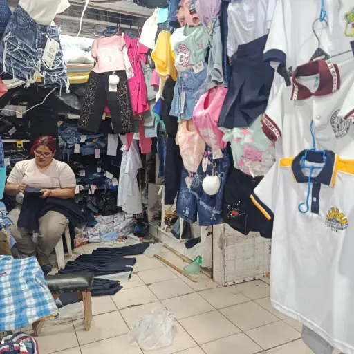 Pasillos vacíos en el Nuevo Tarqui: Comerciantes escolares de Manta en tensión por el bajo movimiento a tres semanas de clases