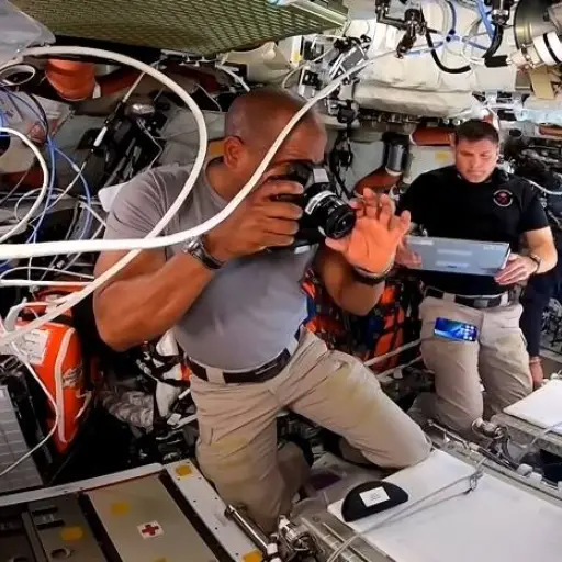 25.000 millas por hora y 2.000 grados: así será el regreso de la cápsula Orion a la Tierra, explica el piloto ecuatoriano Juan Salinas