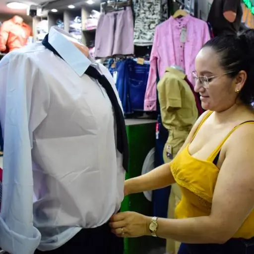 ‘Combos’ de uniformes y mochilas cuestan entre $50 y $60 por estudiante
