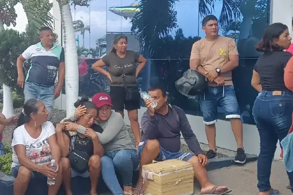 Familiares de los pescadores de la embarcación \