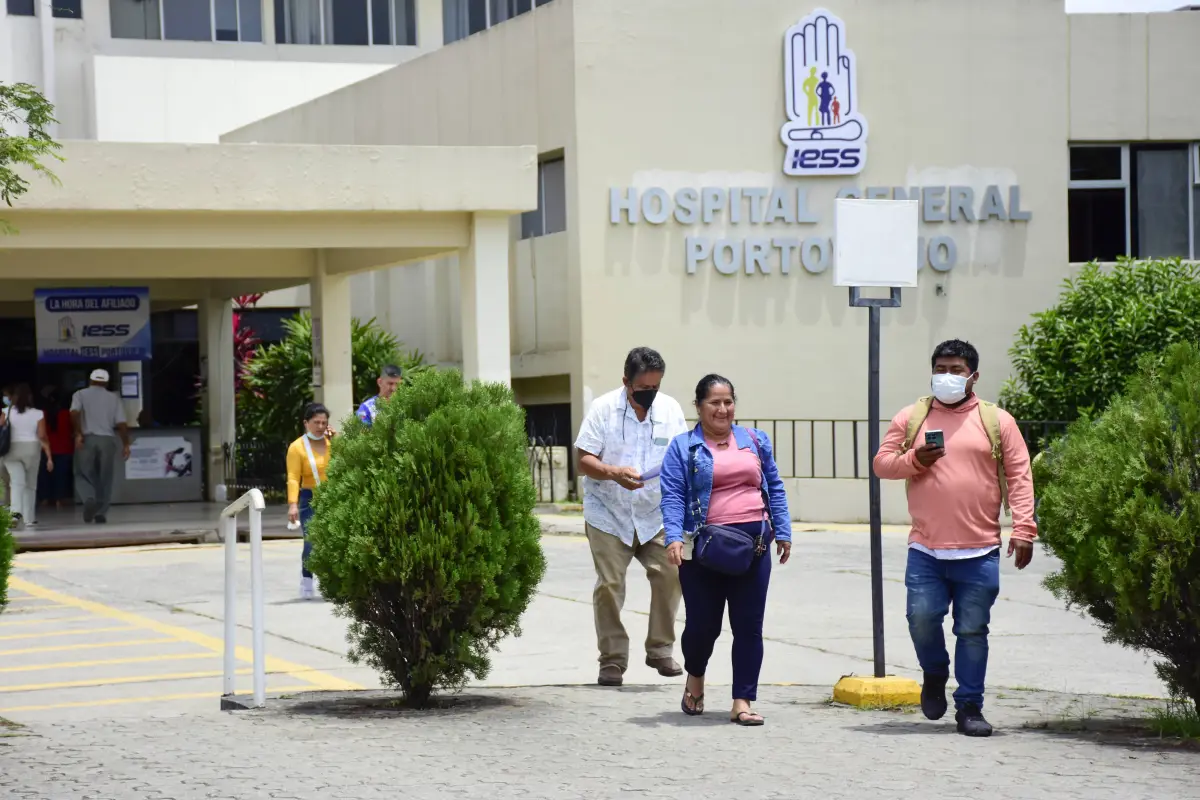 El Instituto Ecuatoriano de Seguridad Social, es el encargado de brindar protección social a los empleados públicos y privados, incluyendo atención médica y pensiones