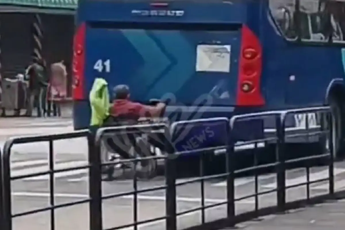El ciudadano en una silla de ruedas se sujetó de un articulado de la Metrovía para desplazarse., Foto: Captura de pantalla