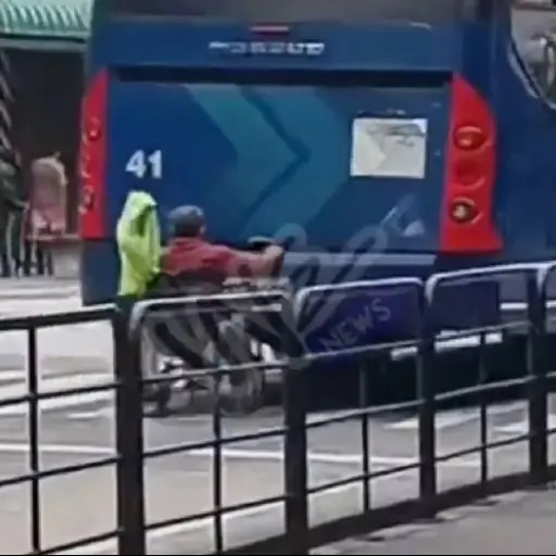 Un hombre en silla de ruedas se sujetó a un articulado de la Metrovía para circular en Guayaquil
