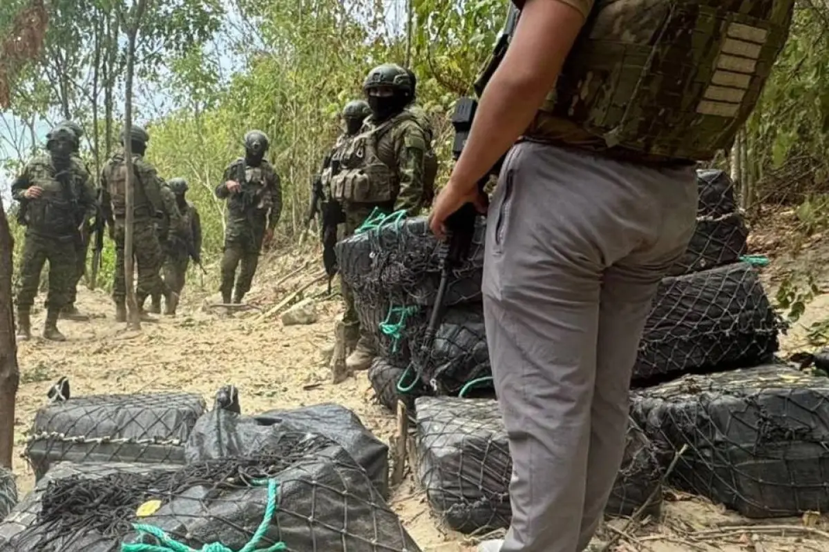 Un total de 4,5 toneladas de droga que estaban listas para ser transportadas en lancha se decomisaron., Foto: X Fuerzas Armadas.