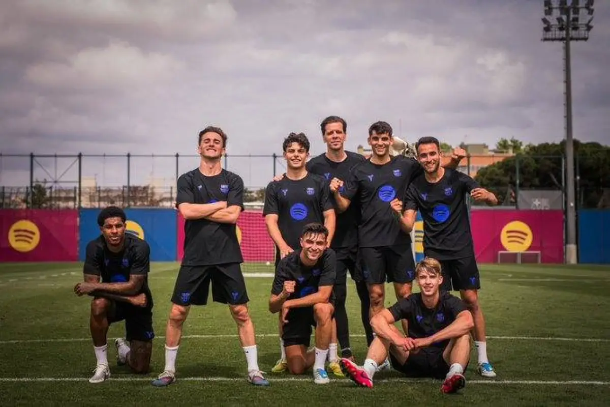 Jugadores del FC Barcelona durante una pausa en el entrenamiento del equipo principal