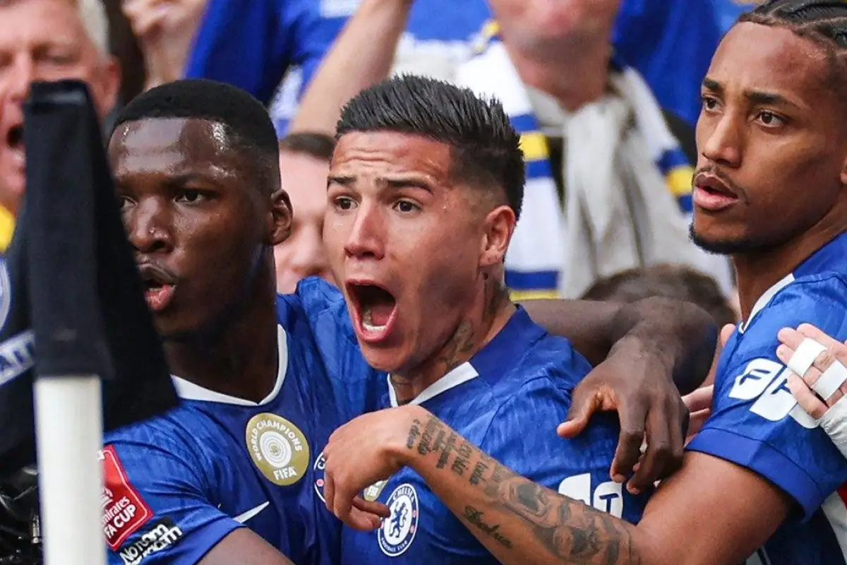 Moisés Caicedo celebra el gol de Enzo Fernández ante Leeds United