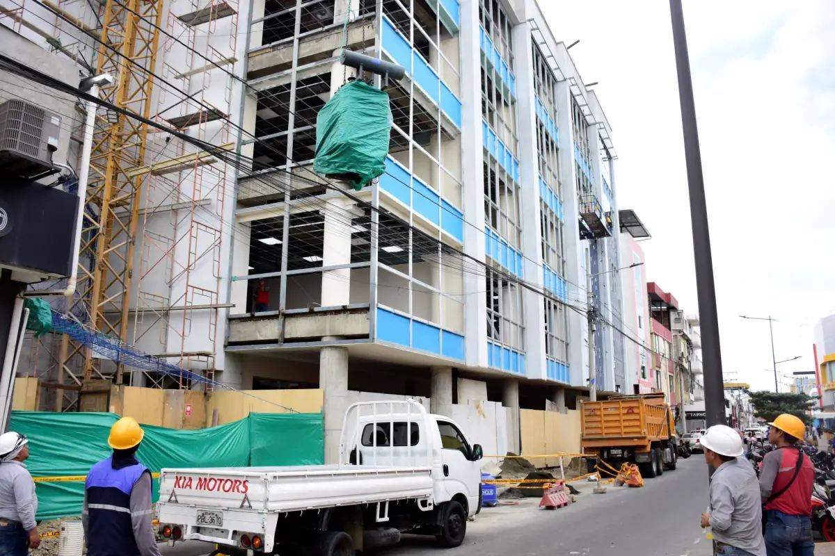 En el edificio se colocan los vidrios y se procedió a retirar el generador eléctrico., El Diario
