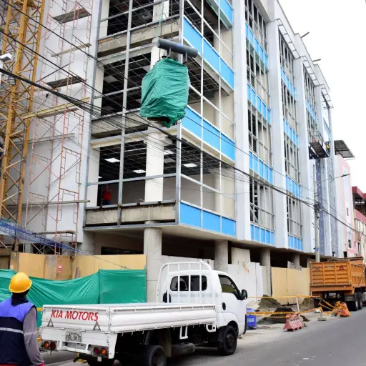 El plazo del edificio del IESS venció y la obra sigue sin fecha de entrega
