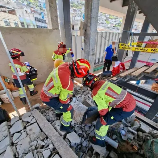 Colapso de pared en obra municipal deja un muerto y tres heridos en Quito