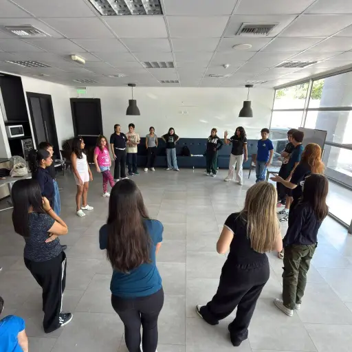 Niños desarrollan identidad y confianza a través de la actuación