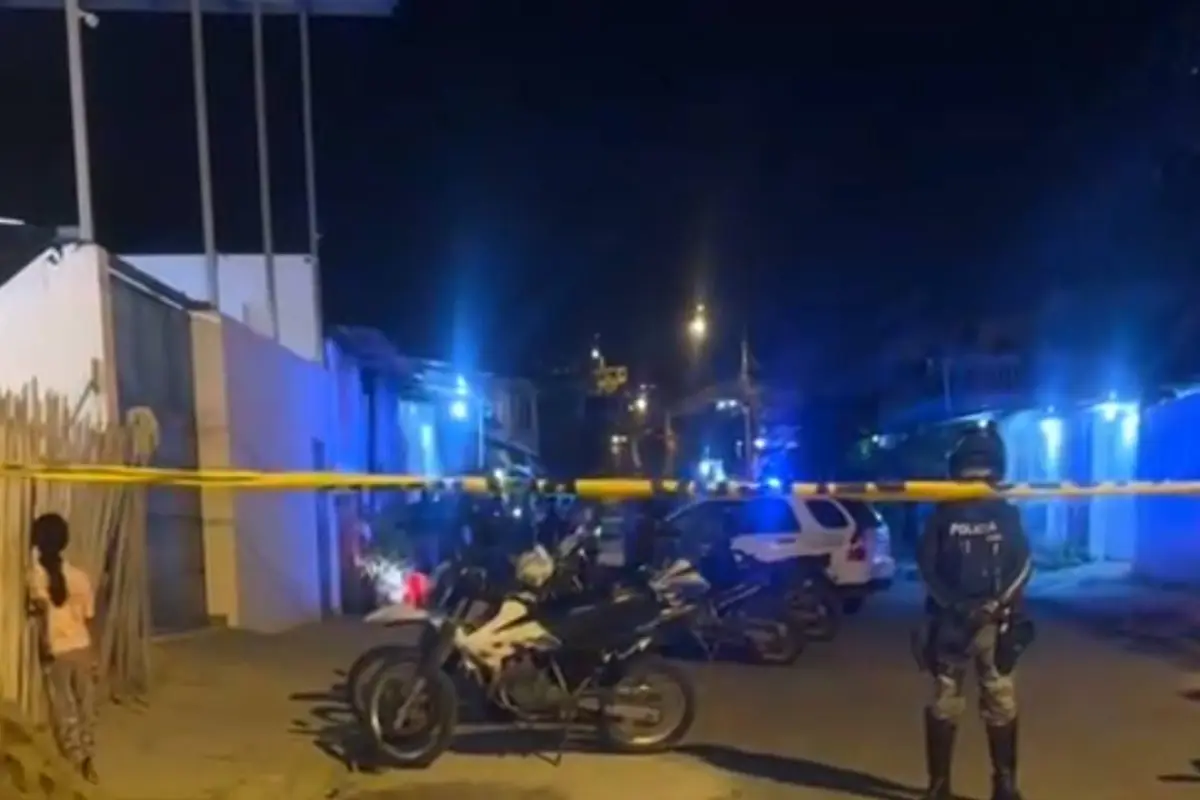 Escena de la cobertura la noche del sábado 25 de abril de 2026 en el barrio Abdón Calderón, en Manta. , El Diario