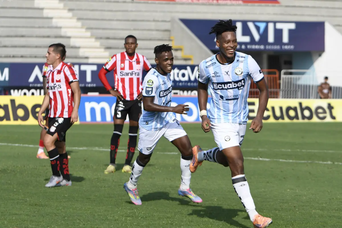 Joshue Quiñónez celebra con Pablo Mancilla el gol convertido a Técnico Universitario