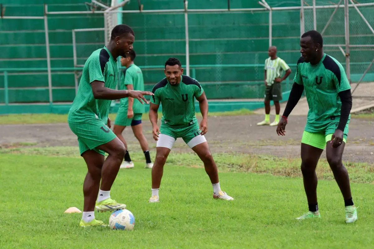 Jugadores de Liga de Portoviejo en un entrenamiento en el estadio Reales Tamarindos