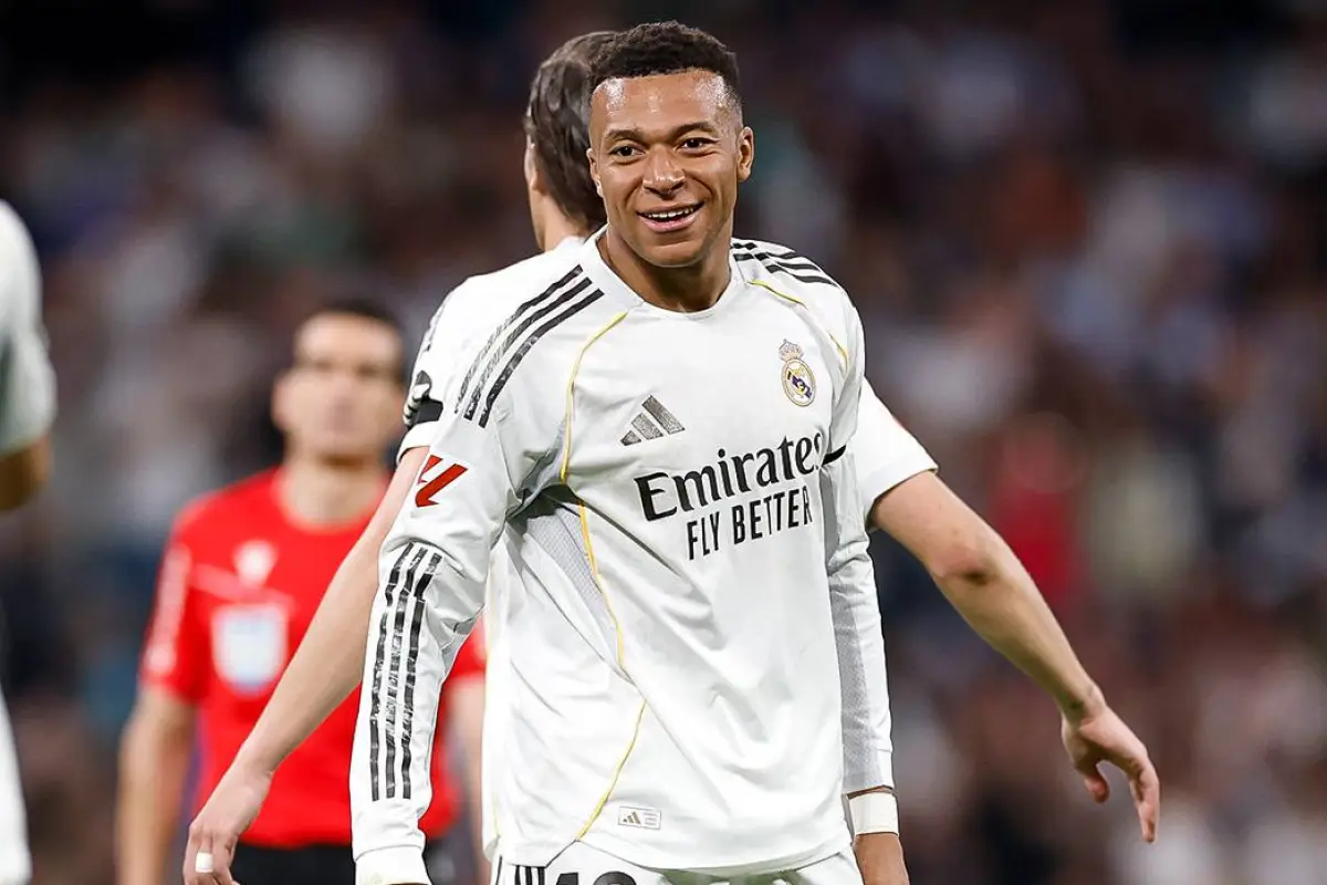 Mbappé tiene altas posibilidades de perderse el encuentro ante el FC Barcelona., X: Real Madrid.