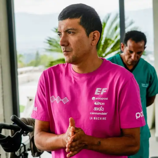 El ecuatoriano Richard Carapaz no acudiría al Giro de Italia 2026 tras su reciente cirugía