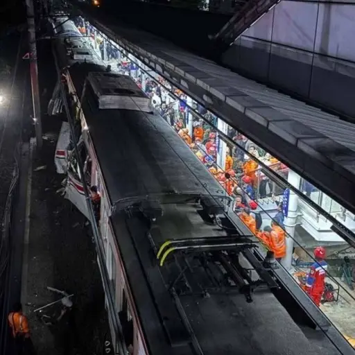 Choque de trenes deja dos fallecidos y múltiples heridos en el metro de Yakarta en Indonesia
