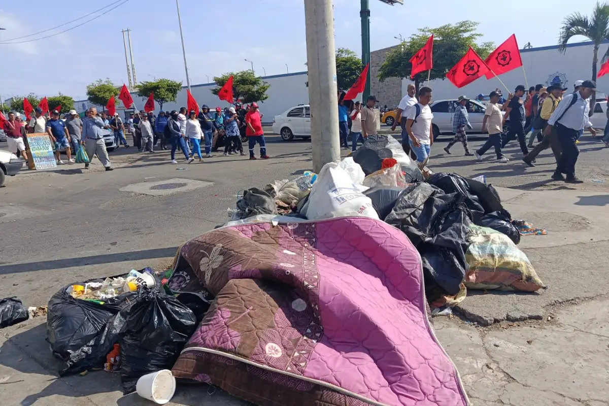 Manta en emergencia: paro de obreros deja acumulación de basura., El Diario