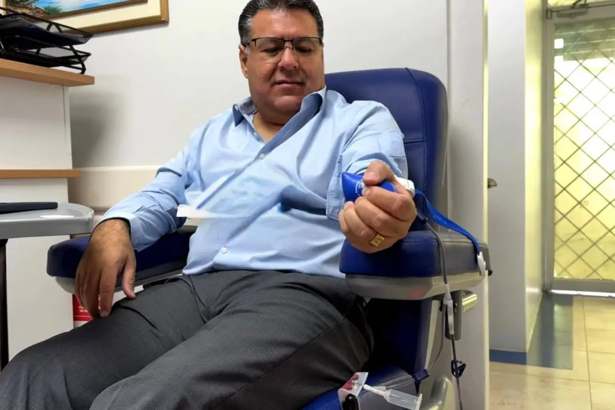 Emigdio Navia, presidente de SOLCA donando sangre 