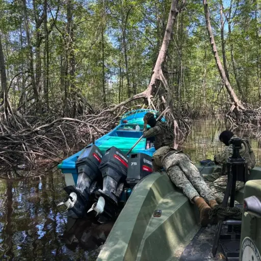 Armada recupera tres lanchas y nueve motores en zona fronteriza de Esmeraldas
