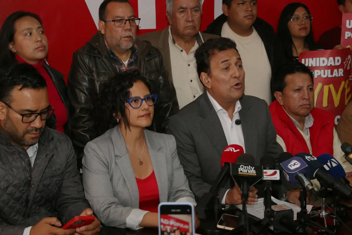 Geovanny Atarihuana (centro), presidente de Unidad Popular, acompañado de varios afiliados, en rueda de prensa para explicar su postura frente a la decisión del CNE., API
