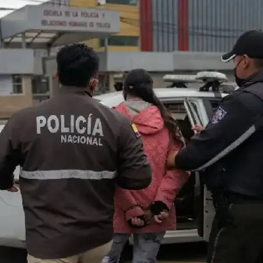 Hallan armas, explosivos y uniformes militares en casa de alias “La Diabla”