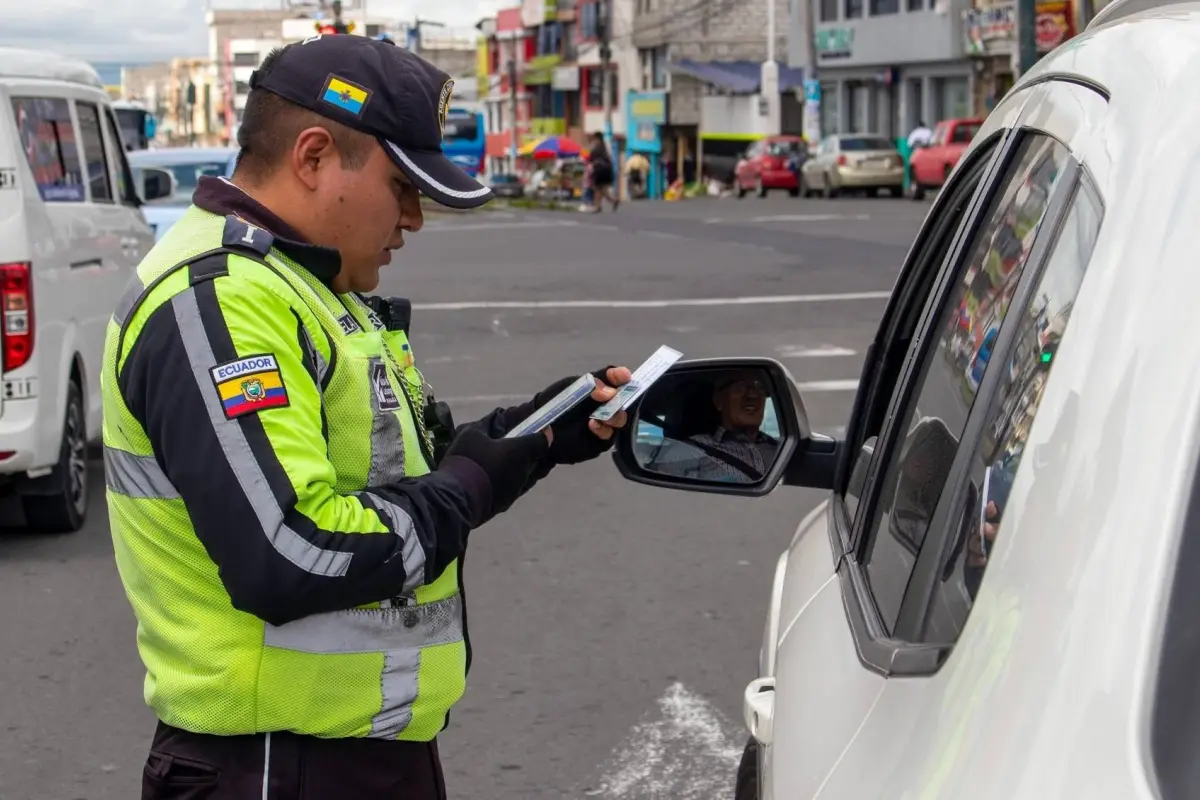 Un agente de tránsito durante un control de rutina., Cortesía