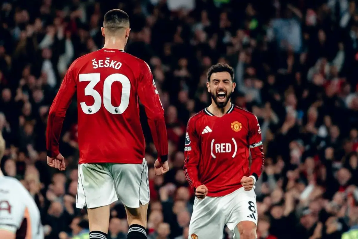 Bruno Fernandes celebra con Benjamin Sesko uno de los goles de Manchester United