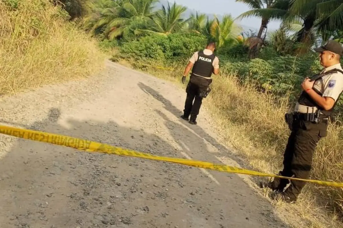 El cuerpo de Karlin Macías estaba sobre maleza seca y a un costado de una vía de tercer orden., Foto: El Diario