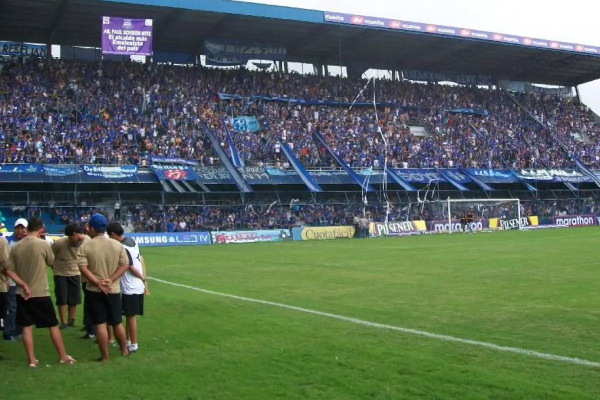 Cientos de hinchas de Emelec acúden cada semana al estadio George Capwell para apoyar a su equipo., Foto: Archivo