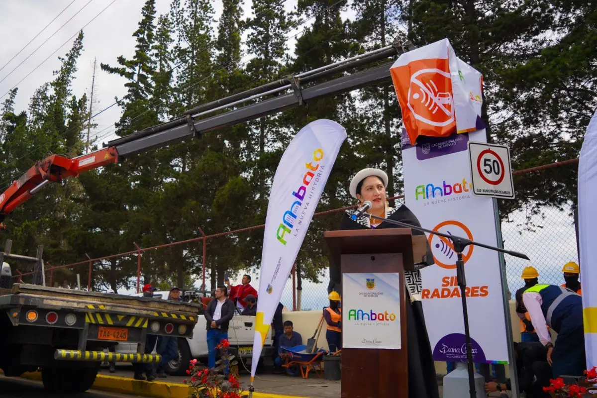 Diana Caiza, alcaldesa de Ambato durante el evento de retiro de varios radares., Foto: Municipio de Ambato