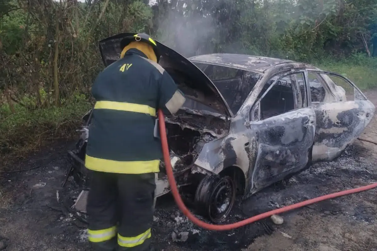 Los bomberos de El Carmen lograron apagar las llamas que habían envuelto el vehículo en su totalidad., Bomberos El Carmen