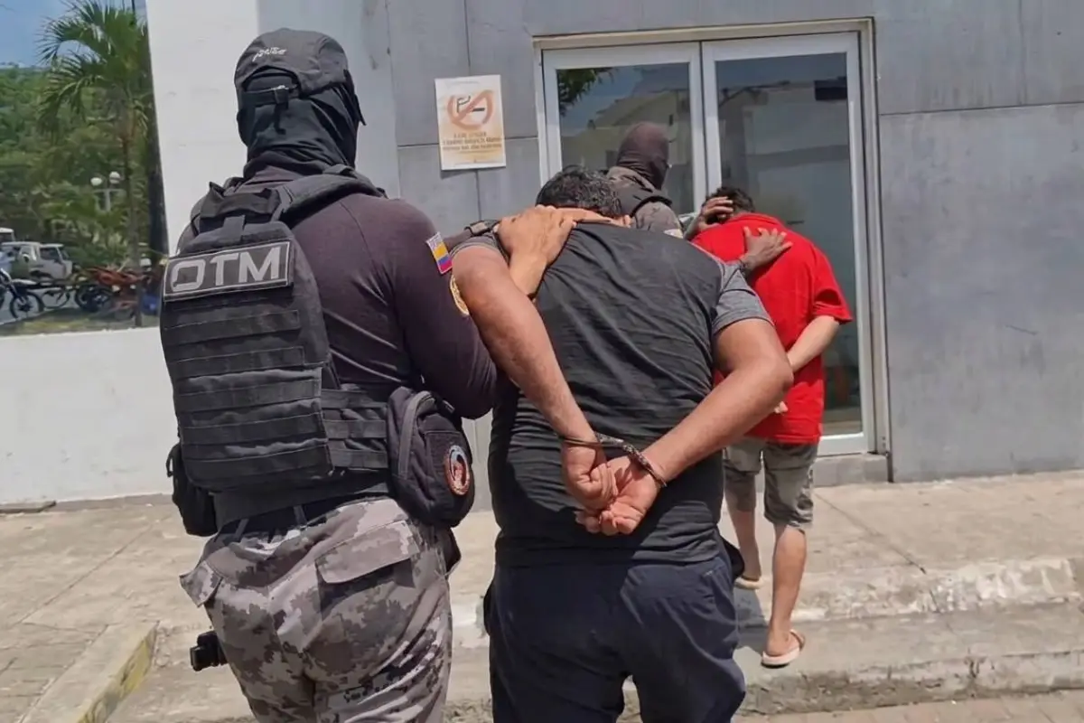 Los dos detenidos fueron llevados a las instalaciones de la Policía para seguir con las investigaciones., Policía Nacional