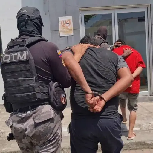Dos detenidos tras realizar disparos al aire e intentar escapar de los policías en el cantón Santa Ana