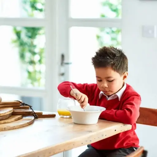 Saltarse el desayuno afecta concentración y energía en estudiantes, según expertos