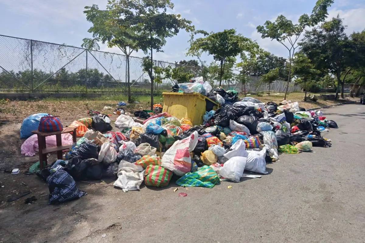 Basura acumulada frente a la Casa de la Mujer, en La Pradera., El Diario
