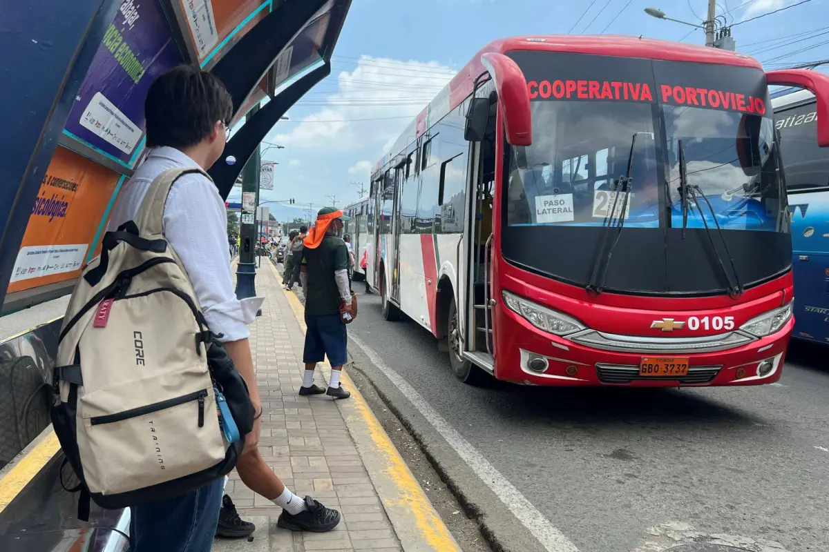 Las cuatro Cooperativas de Buses Urbanos de Portoviejo, analizan el alza del pasaje., El Diario