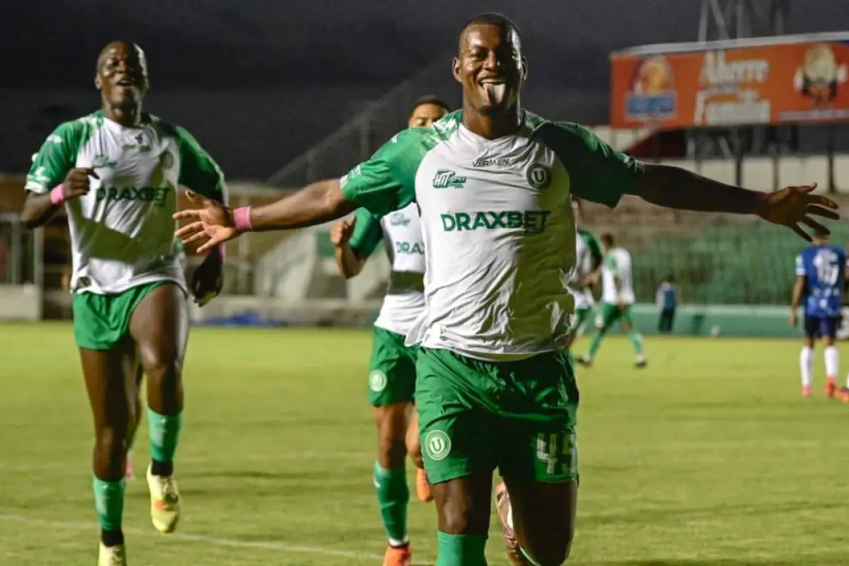Jhon Moreno celebra uno de los goles de Liga de Portoviejo ante Independiente Azogues.